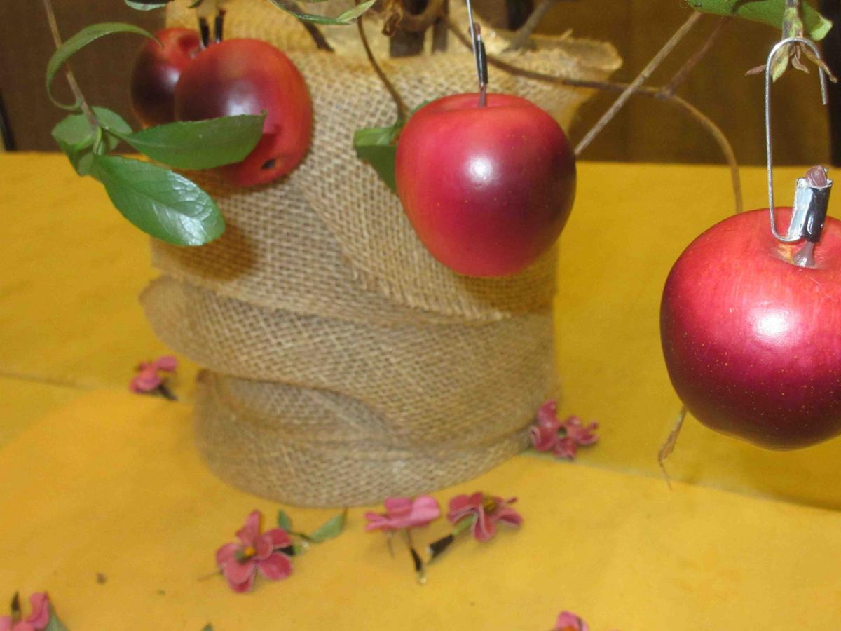 Hanging apples on a "tree"